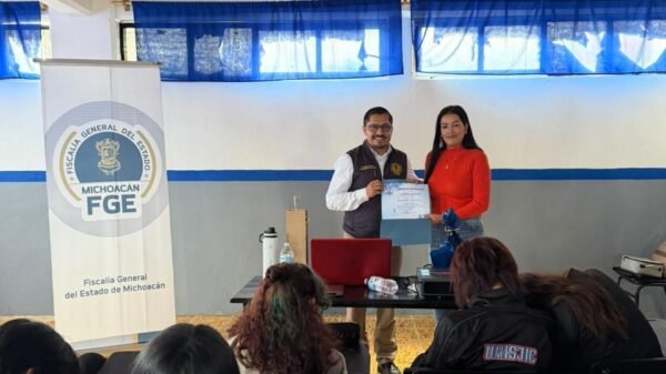 Grupo de estudiantes en aula universitaria en Morelia durante charla sobre prevención del acoso escolar impartida por la FGE