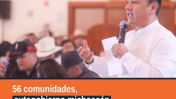 Carlos Torres Piña habla ante autoridades comunales de 32 pueblos originarios en Morelia, durante anuncio sobre autogobierno