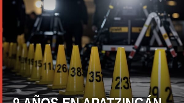 Ilustración simbólica de una motocicleta estacionada en calle urbana de Apatzingán, con enfoque en placa municipal y fecha