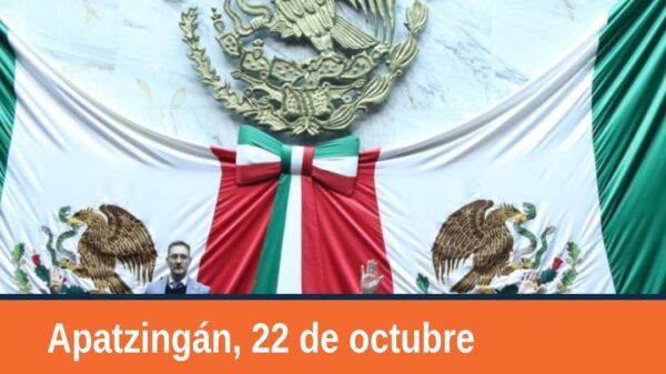 Fachada del Palacio Municipal de Apatzingán, con bandera mexicana y letrero 'Presea Constitución de 1814' en el Patio Central