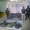 Motocicleta Italika Z200 negra con naranja sin placas y mochila con uniformes tácticos en Apatzingán