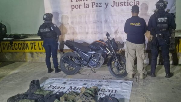 Motocicleta Italika Z200 negra con naranja sin placas y mochila con uniformes tácticos en Apatzingán