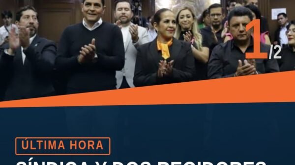 Fotografía institucional del acto de protesta en el Congreso del Estado de Michoacán, con Luz Adriana Cazares Cruz, Héctor
