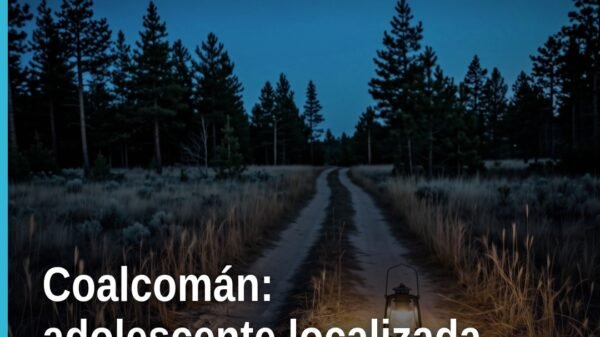 Adolescente localizada coalcomán: imagen simbólica de una joven frente a un comercio en Coalcomán, Michoacán