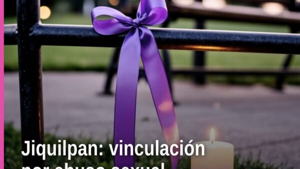 Ilustración sobria de balanza de justicia con fondo que evoca Jiquilpan, Michoacán, acompañada de la frase clave abuso