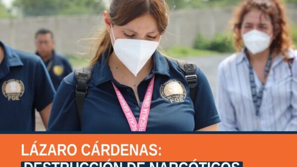 Personal de la Fiscalía General del Estado de Michoacán supervisando la destrucción de narcóticos en Lázaro Cárdenas