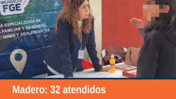 Personal de la Fiscalía General del Estado de Michoacán en stand informativo durante caravana para prevención violencia