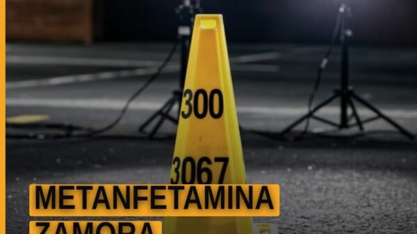 Imagen representativa de balanza judicial y paquetes de sustancia sintética con etiquetas de 'metanfetamina zamora' en
