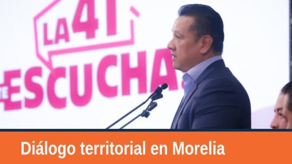 Carlos Torres Piña hablando ante micrófonos en Morelia durante la presentación de la iniciativa 'la 4t te escucha'