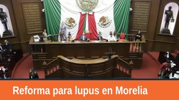 Pleno Legislativo de Michoacán en sesión en Morelia, con bandera estatal, durante aprobación de reforma sobre lupus y