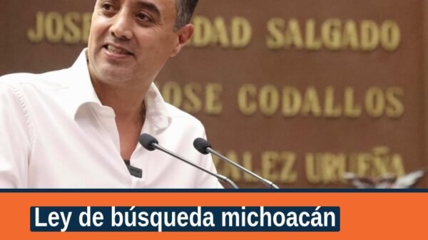 Fachada del Congreso del Estado de Michoacán en Morelia, con bandera estatal y letrero sobre la ley de búsqueda michoacán