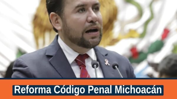 Fotografía institucional de Reyes Galindo Pedraza en el Congreso de Michoacán, durante la presentación de la reforma código