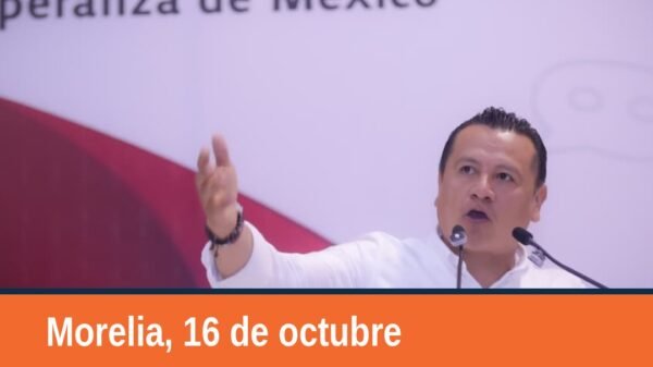Fotografía de grupo en Morelia con Carlos Torres Piña y los seis nuevos liderazgos michoacán durante evento del 16 de octubre