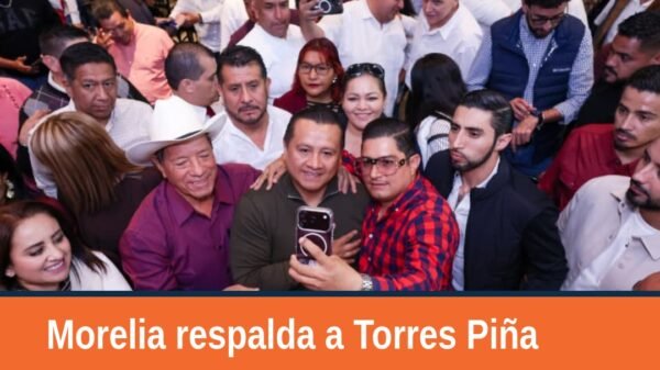 Fotografía de Gladyz Butanda Macías y Osvaldo Ruiz junto a Carlos Torres Piña durante evento en Morelia, Michoacán, para la