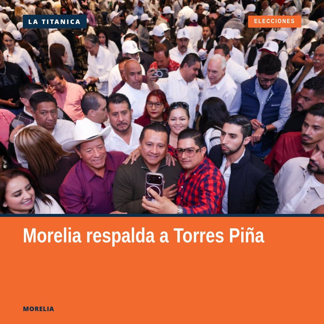 Fotografía de Gladyz Butanda Macías y Osvaldo Ruiz junto a Carlos Torres Piña durante evento en Morelia, Michoacán, para la
