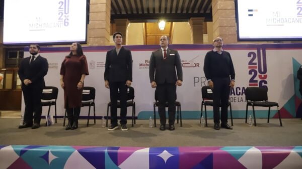 Ceremonia en Morelia con 23 jóvenes michoacanos reconocidos recibiendo medallas del Congreso del Estado y autoridades del
