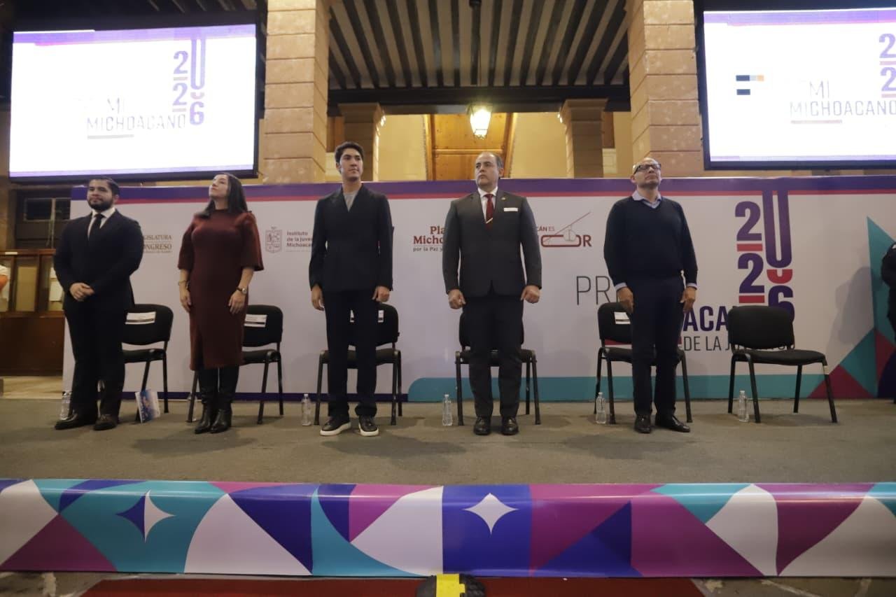 Ceremonia en Morelia con 23 jóvenes michoacanos reconocidos recibiendo medallas del Congreso del Estado y autoridades del
