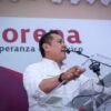 Carlos Torres Piña hablando en un evento público en Morelia, Michoacán, sobre agua michoacán justicia social y soberanía