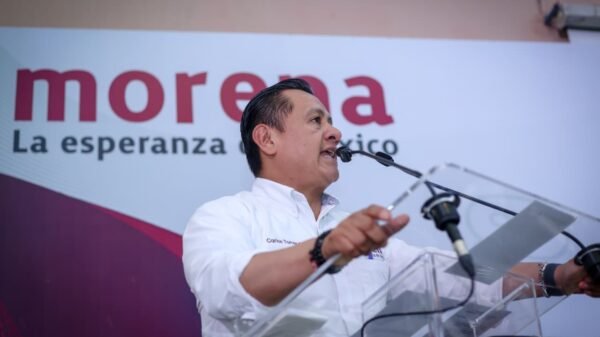 Carlos Torres Piña hablando en un evento público en Morelia, Michoacán, sobre agua michoacán justicia social y soberanía