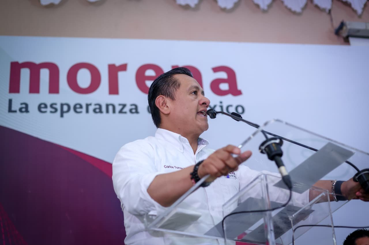 Carlos Torres Piña hablando en un evento público en Morelia, Michoacán, sobre agua michoacán justicia social y soberanía