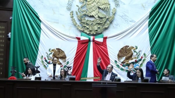 Fachada del Congreso del Estado de Michoacán en Morelia, con letrero institucional sobre la creación de consejos municipales