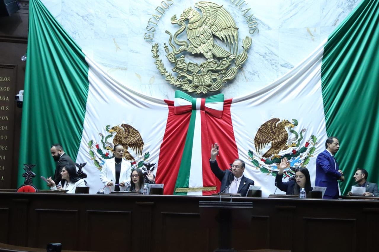 Fachada del Congreso del Estado de Michoacán en Morelia, con letrero institucional sobre la creación de consejos municipales