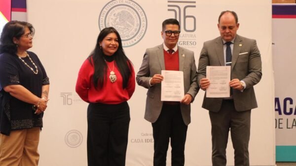 Firma de convenio en Morelia entre diputado Baltazar Gaona García y Francisco Ramírez Flores para entrega-recepción