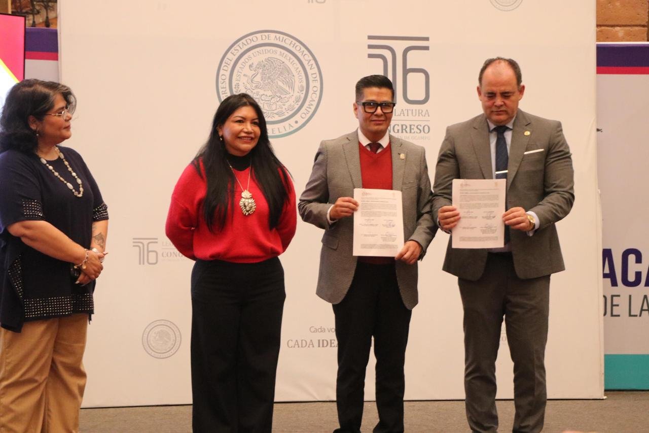 Firma de convenio en Morelia entre diputado Baltazar Gaona García y Francisco Ramírez Flores para entrega-recepción