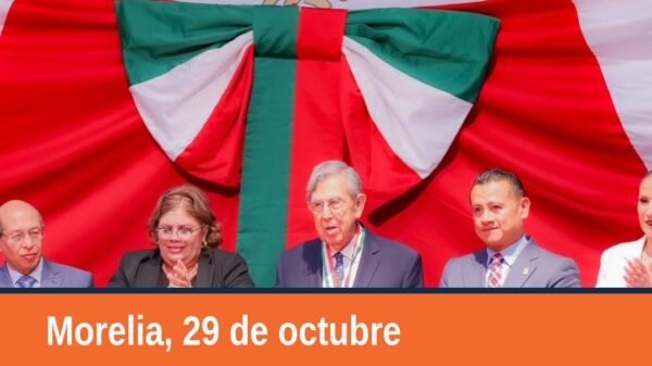 Foto de archivo de Cuauhtémoc Cárdenas Solórzano junto a militantes en Michoacán, con enfoque en contexto político y