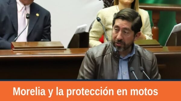 Diputado Abraham Espinoza Villa presentando iniciativa sobre niñas y niños en motocicletas en el Congreso del Estado de