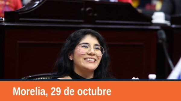 Diputada Ana Vanessa Caratachea Sánchez hablando en tribuna del Congreso del Estado en Morelia, proponiendo reconocer