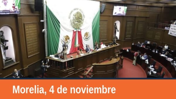 Entrega de la condecoración al mérito médico en el patio central del Palacio del Poder Legislativo de Morelia