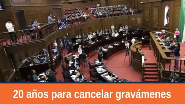 Sala de sesiones de la 76 Legislatura en Morelia, con diputados michoacanos durante la aprobación de la cancelación