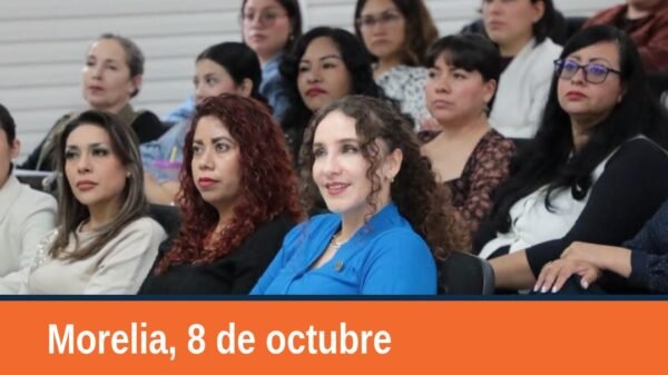Grupo de servidoras y servidores públicos participando en una charla sobre derechos sexuales y reproductivos en Morelia