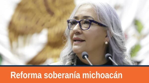 Diputada Emma Rivera Camacho en sesión del Congreso del Estado de Michoacán, presentando iniciativa sobre soberanía