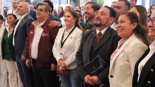 Imagen conmemorativa del 31 aniversario CEAO en Morelia, Michoacán, con Belinda Iturbide Díaz y autoridades
