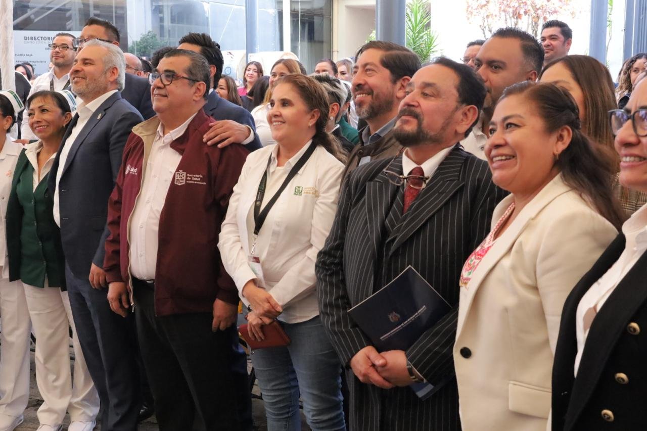 Imagen conmemorativa del 31 aniversario CEAO en Morelia, Michoacán, con Belinda Iturbide Díaz y autoridades