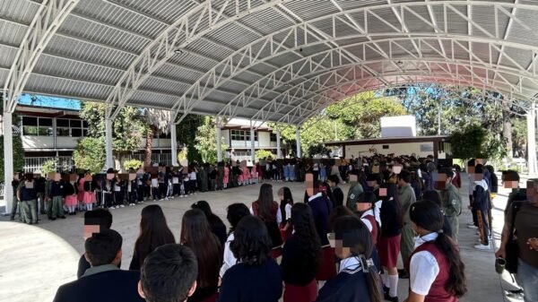 Grupo de adolescentes en aula de la Secundaria Federal N.º 3 'Francisco J. Múgica' en Morelia durante charla sobre derechos