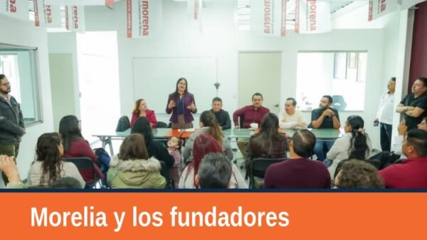 Grupo de cinco personas identificadas como fundadores de Morena junto a Carlos Torres Piña en una reunión en Morelia