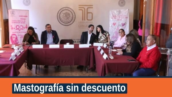 Grupo de mujeres trabajadoras del Congreso del Estado en Morelia, Michoacán, durante el curso-taller de autoexploración de