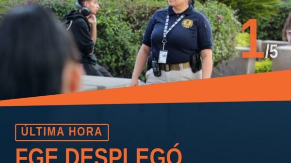 Personal de la FGE atiende en el módulo del ministerio público itinerante durante el desfile cívico militar en Morelia
