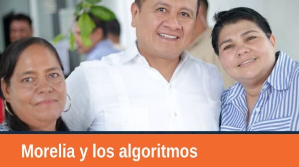 Fotografía de Carlos Torres Piña en un evento en Morelia, Michoacán, hablando sobre protección en plataformas digitales para