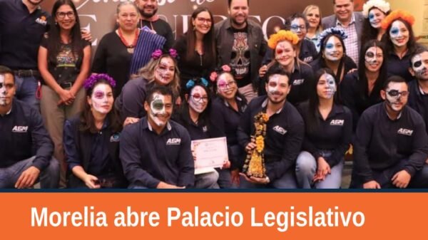 Vista frontal del Palacio Legislativo en Morelia con altares día de muertos visibles en el vestíbulo y pasillos interiores