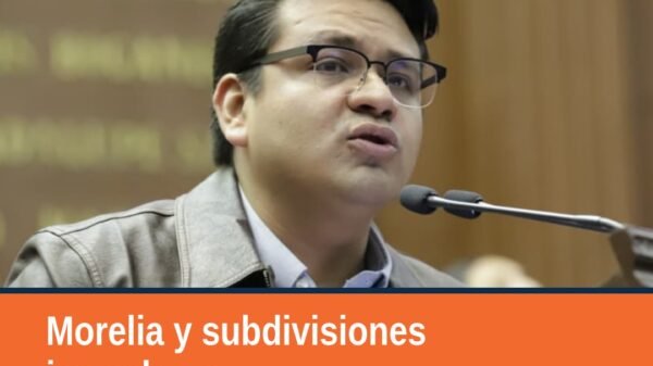 Fotografía institucional de Toño Carreño Sosa en sesión del Congreso del Estado de Michoacán, abordando el tema de
