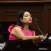 Diputada Eréndira Isauro Hernández en sesión legislativa de Michoacán, junto a documento sobre fondo de apoyo artesanos