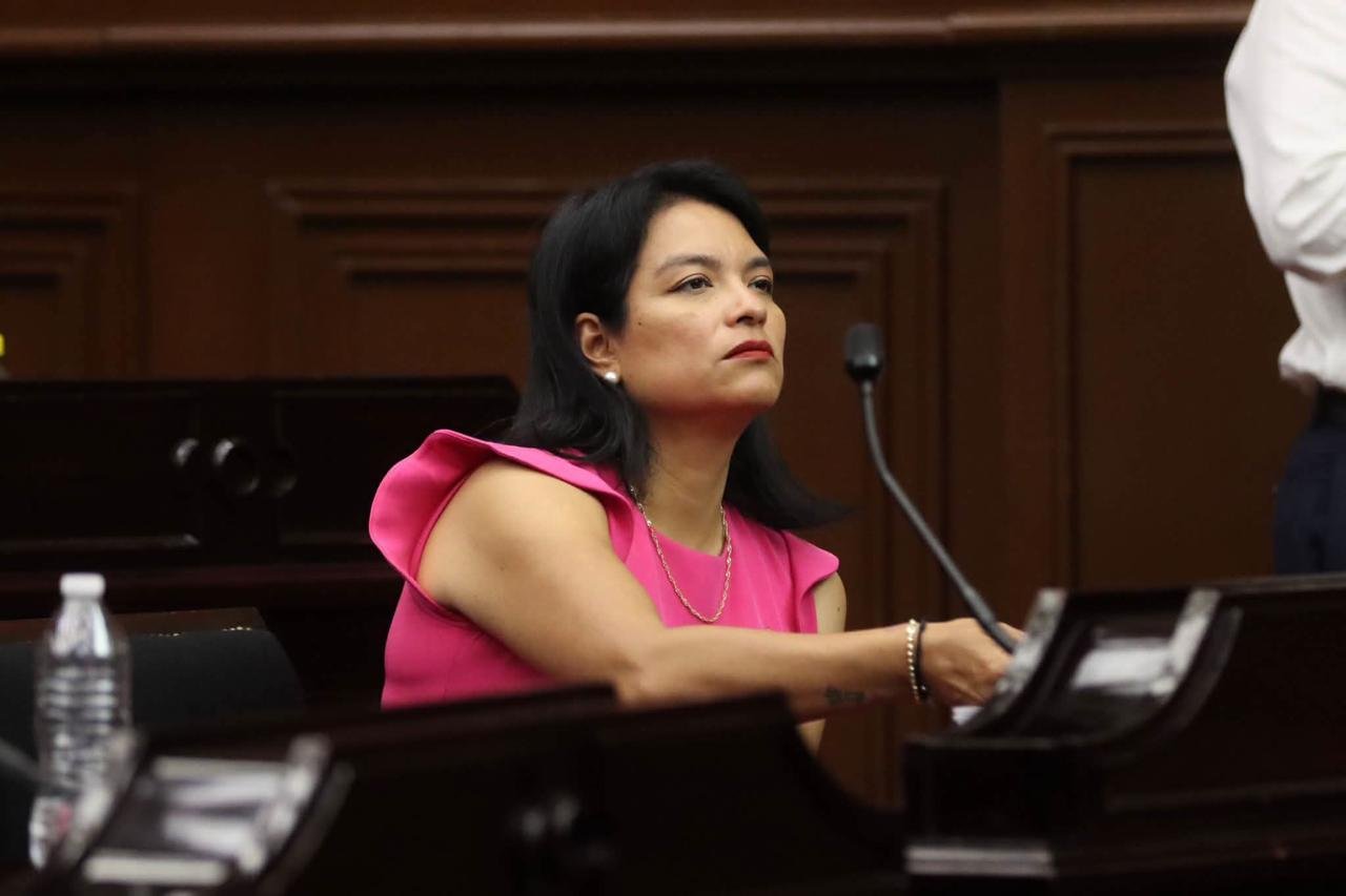 Diputada Eréndira Isauro Hernández en sesión legislativa de Michoacán, junto a documento sobre fondo de apoyo artesanos
