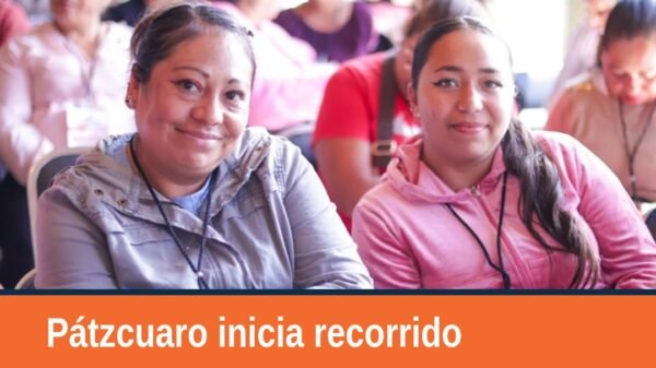 Carlos Torres Piña hablando ante un grupo en Pátzcuaro durante el evento 'la 4t te escucha'