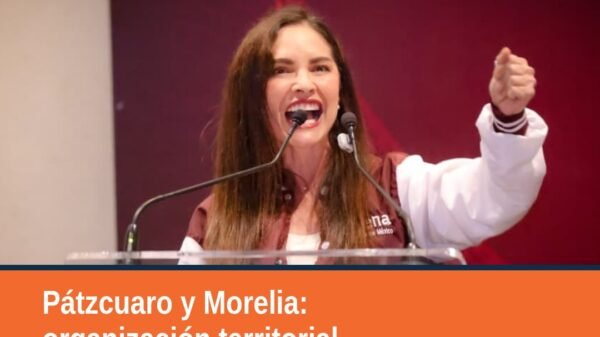 Carlos Torres Piña hablando ante dirigentes de Morena en un salón con banderas en Pátzcuaro o Morelia, durante los Diálogos