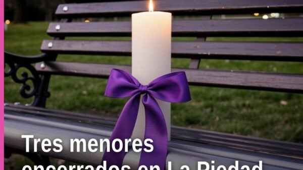 Ilustración simbólica de una vivienda en La Piedad con foco en una puerta rota y siluetas de tres menores; tentativa de