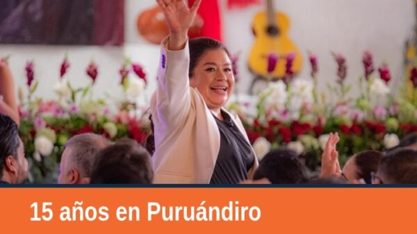 Diputada Belinda Iturbide Díaz hablando en un acto público en Puruándiro, Michoacán, con bandera de Morena; puruándiro
